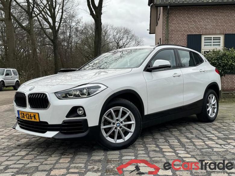 BMW X2 sDrive18i Executie autom ecc,led,navigatie,sportstoelen,led,shadowline,trekhaak #1