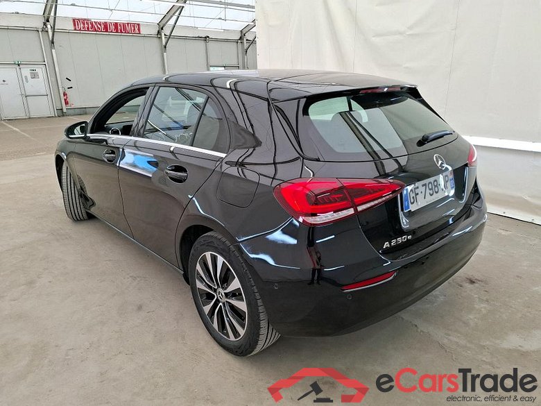 Mercedes A 250 e Business Line 8G-DCT MERCEDES-BENZ Classe A Compact / 2018 / 5P / Berline A 250 e Business Line 8G-DCT #2