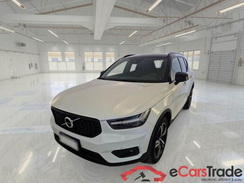 VOLVO XC40 / 2017 / 5P / SUV T4 PLUG-IN HYBRID AUTO RECHARGE R-DESIGN