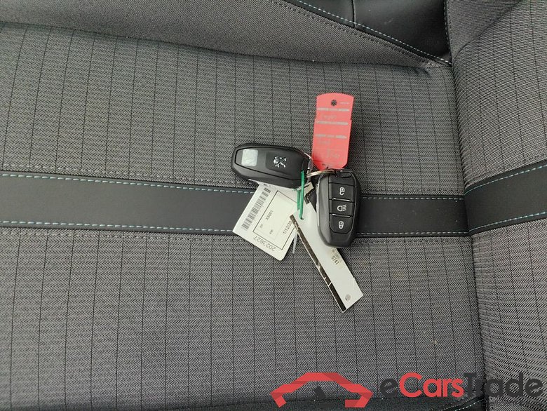 PEUGEOT E-2008 50 kWh Allure 5d #4